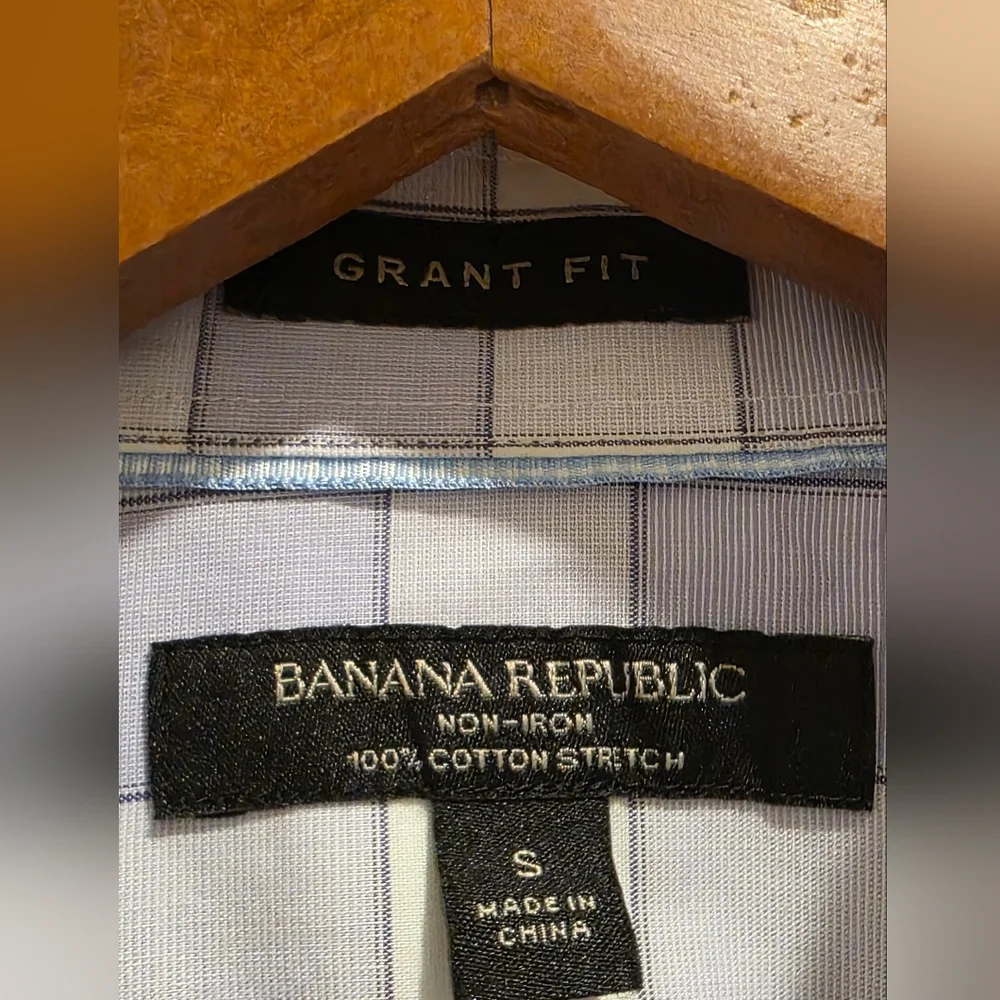 Banana Republic White and Purple‎ Checkered Dress Shirt Small.   Sku88